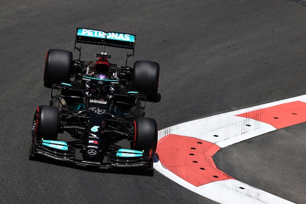 Hamilton: "Un disastro fino alle qualifiche, in gara penso andrà meglio"