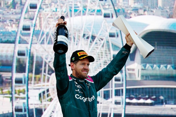 Vettel: "Giusto ripartire? Chiedetelo a Lewis..."