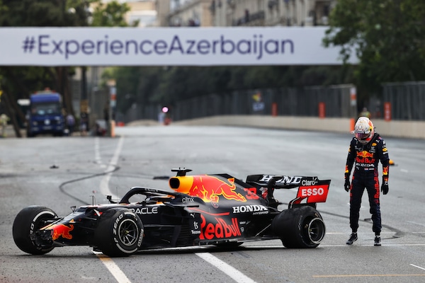 Pirelli, un detrito la causa delle forature. Gomma tagliata anche per Hamilton