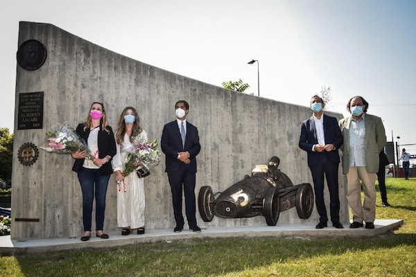 Milano, svelato il monumento dedicato ad Alberto Ascari