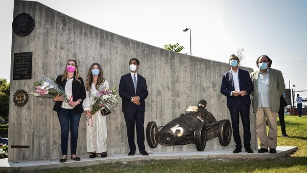 Milano, svelato il monumento dedicato ad Alberto Ascari