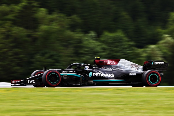 Bottas in testacoda ai box e penalità: "Stavamo provando novità per le ripartenze"