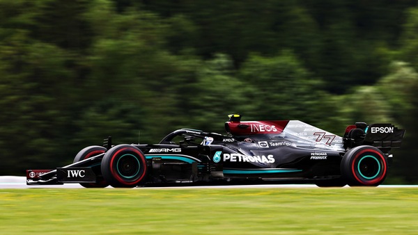 Bottas in testacoda ai box e penalità: "Stavamo provando novità per le ripartenze"