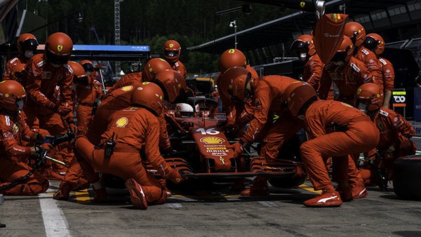 Brawn: "Leclerc non deve perdere la testa quando lotta nel gruppo"