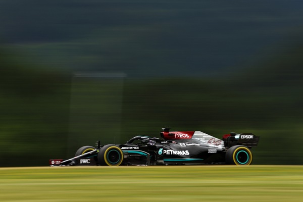 Hamilton: "Oggi bene, ma Red Bull ha ancora due decimi di vantaggio"