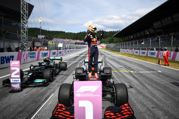 Verstappen, una Red Bull da paura: "Macchina irreale"