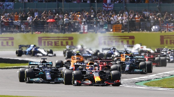 Hamilton replica a Max: "Continuerò a gareggiare duramente e lealmente"