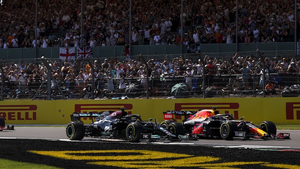 Hamilton a un passo dal ritiro a Silverstone. Wolff: "Il tango si balla in due, non si sono lasciati un centimetro"