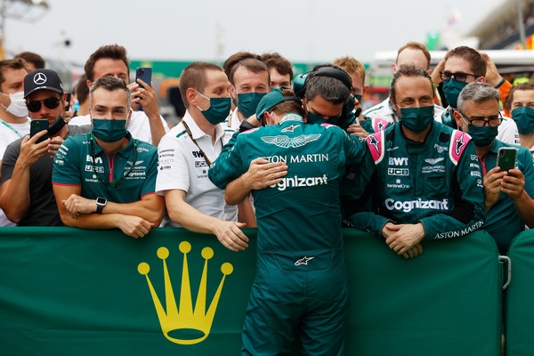 Clamoroso al GP d'Ungheria: Vettel ufficialmente squalificato, Sainz è 3°