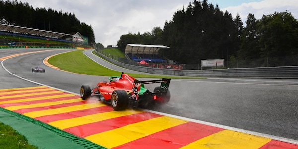 W Series, spettacolare incidente all'Eau Rouge dopo le libere di F1