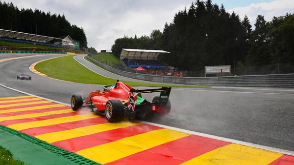 W Series, spettacolare incidente all'Eau Rouge dopo le libere di F1
