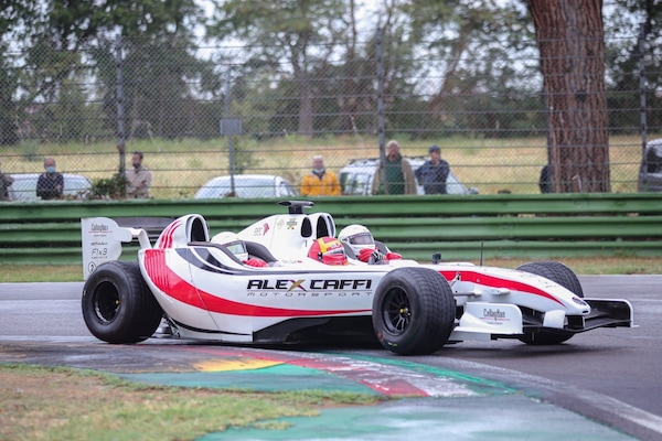 On board a Imola con la F.1 triposto di Alex Caffi