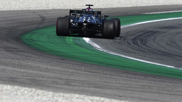 GP Italia, FP2: Mercedes detta legge sul passo gara, Sainz a muro