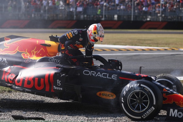 Verstappen: "Hamilton mi ha spinto fuori: per fare la curva serve l'impegno di entrambi"