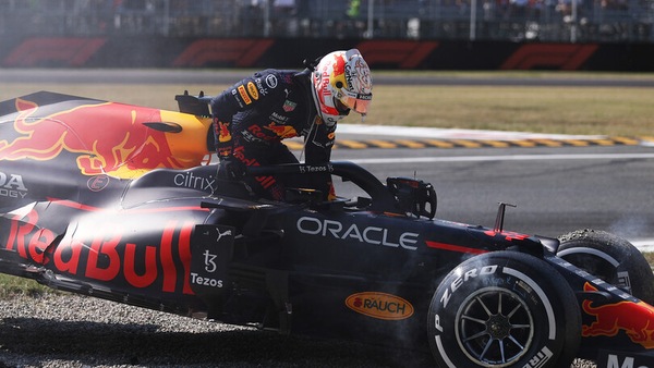 Verstappen: "Hamilton mi ha spinto fuori: per fare la curva serve l'impegno di entrambi"