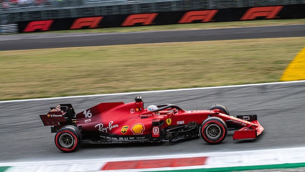 Ferrari introduce l'ibrido aggiornato a Sochi, Leclerc in penalità