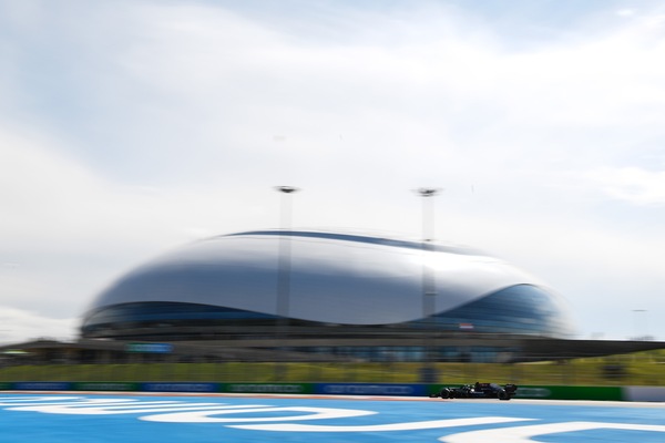 GP Russia, FP1: Mercedes davanti, Max cambia Pu?