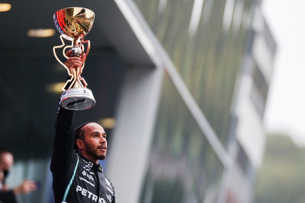 Hamilton e la vittoria record numero 100: "Pensavo di non riuscirci più"