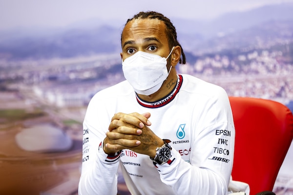 Hamilton: "Incredibile che non abbia mai corso per Ferrari!"