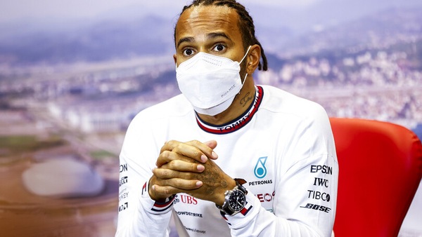 Hamilton: "Incredibile che non abbia mai corso per Ferrari!"