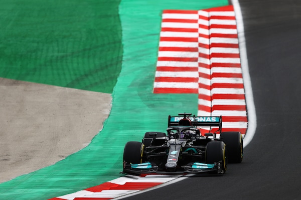 FP2, Hamilton: "Pista completamente diversa dal 2020, ora è più divertente"