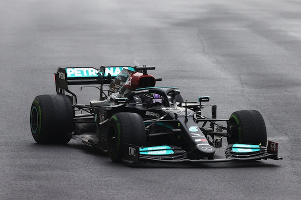 Mercedes e il pit di Hamilton: "I tempi sarebbero crollati, giusto fermarsi"