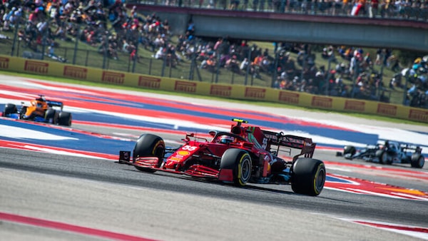 Sainz di lotta paga il pit lento: "Tanta velocità ma bloccato dietro Ricciardo"