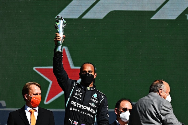 Hamilton e la supremazia Red Bull: "Max troppo forte e Perez riusciva a starmi vicino"