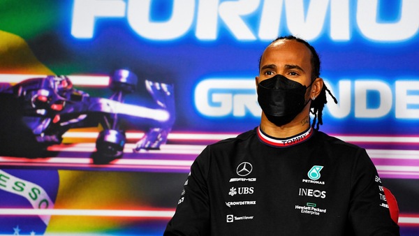 Hamilton: "Mercedes con le ali tarpate, difficile da mettere a punto"