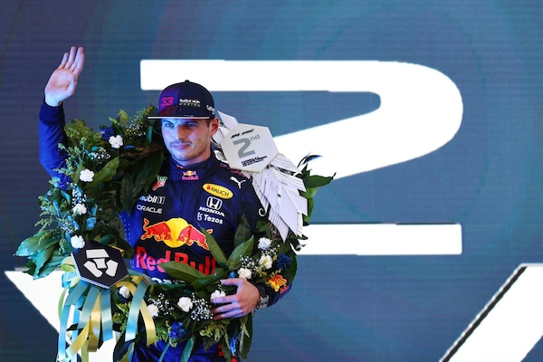 Verstappen più che alla pole persa pensa alla Mercedes: "Ala sospetta? C'è chiaramente qualcosa"