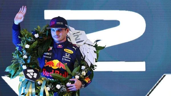 Verstappen più che alla pole persa pensa alla Mercedes: "Ala sospetta? C'è chiaramente qualcosa"