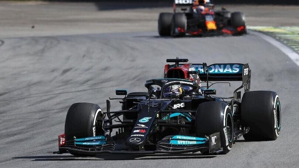 Wolff: "Mercedes presa a pugni, decisioni che fanno ridere"