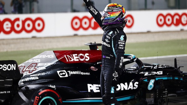 Wolff: "Mercedes all'attacco con il super motore e un Hamilton supereroe"