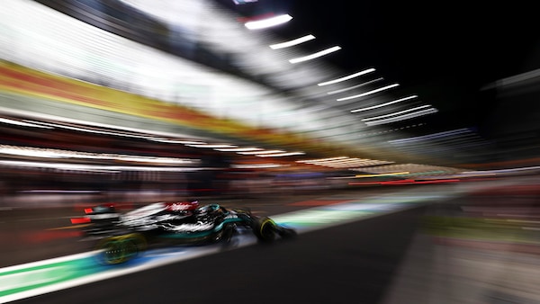 GP Arabia Saudita, FP2: svettano le Mercedes, Verstappen insegue e Leclerc va a muro