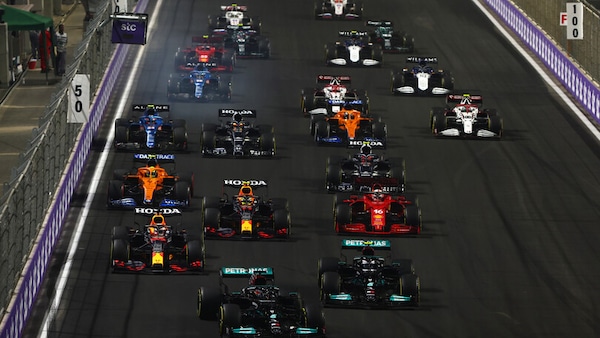 GP Arabia Saudita: succede di tutto a Jeddah! Hamilton vince davanti a Max tra le polemiche