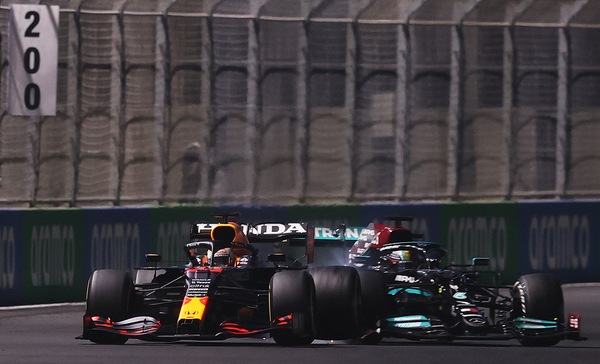 GP Arabia Saudita, Verstappen: "Lewis non ha voluto passarmi e ci siamo toccati"