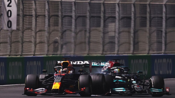 GP Arabia Saudita, Verstappen: "Lewis non ha voluto passarmi e ci siamo toccati"