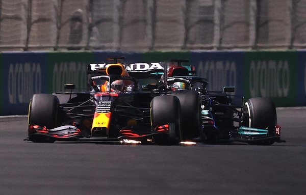 Hamilton: "Verstappen oltre i limiti, non segue le regole"