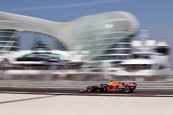 GP Abu Dhabi, FP1: Verstappen davanti alle Mercedes