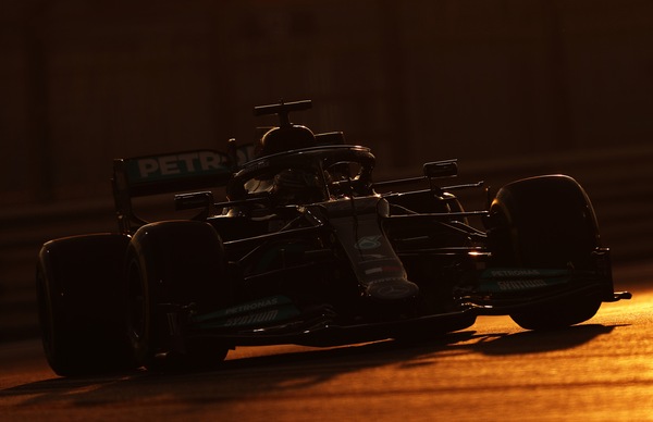 GP Abu Dhabi, FP2: Hamilton al comando, Verstappen 4°, Kimi a muro