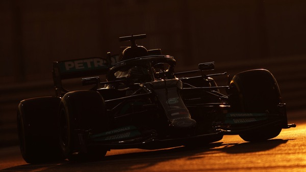 GP Abu Dhabi, FP2: Hamilton al comando, Verstappen 4°, Kimi a muro