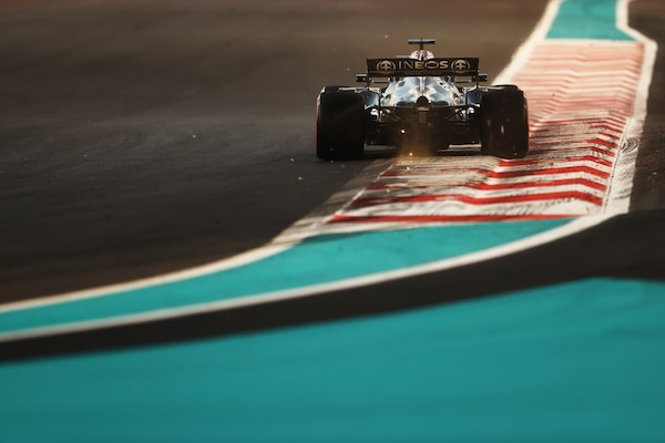 FP2, Hamilton: "Modifiche alla pista ok, ma sorpassare sarà comunque difficile"