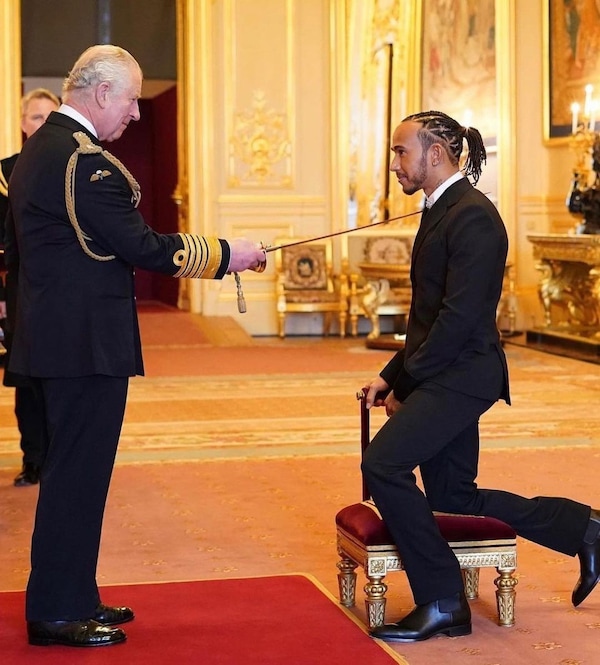 Hamilton è ufficialmente Sir: il Principe Carlo lo nomina cavaliere con la spada