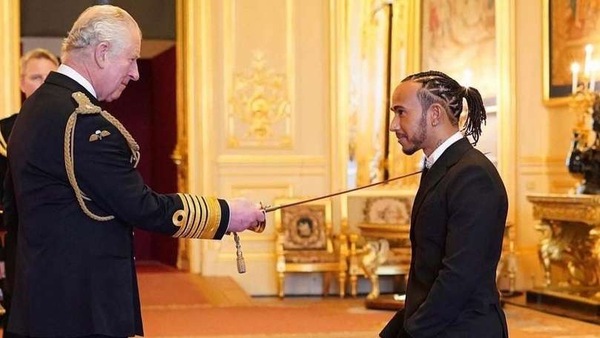 Hamilton è ufficialmente Sir: il Principe Carlo lo nomina cavaliere con la spada