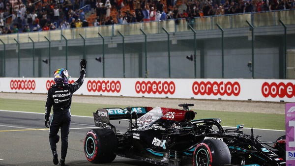 Hamilton, dal silenzio stampa  ai gesti social