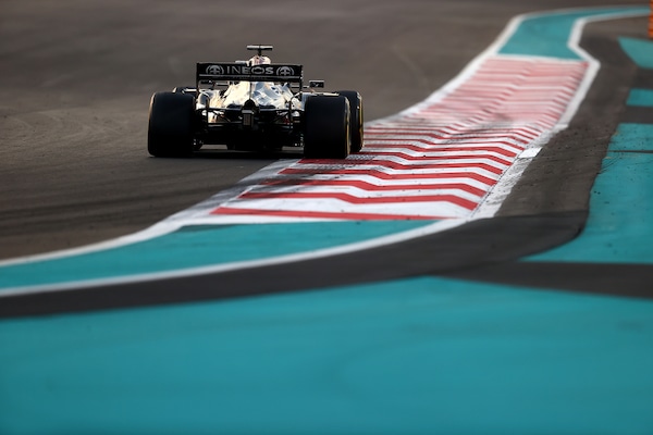 Mercedes, pieno sostegno ad Hamilton: "Nelle avversità alcuni mollano, altri infrangono record"