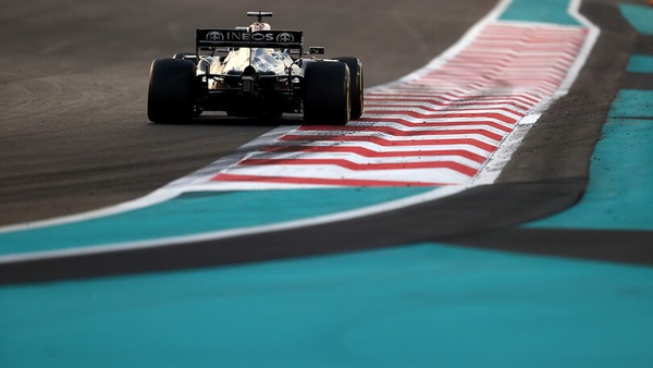 Mercedes, pieno sostegno ad Hamilton: "Nelle avversità alcuni mollano, altri infrangono record"