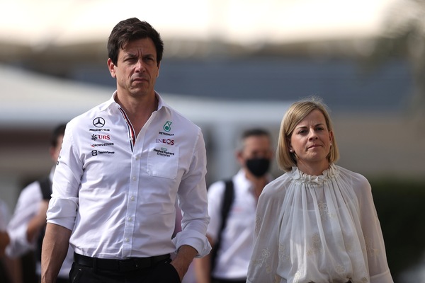 Toto Wolff fa 50 anni: da un'infanzia difficile ai trionfi in Mercedes, la firma del Lupo