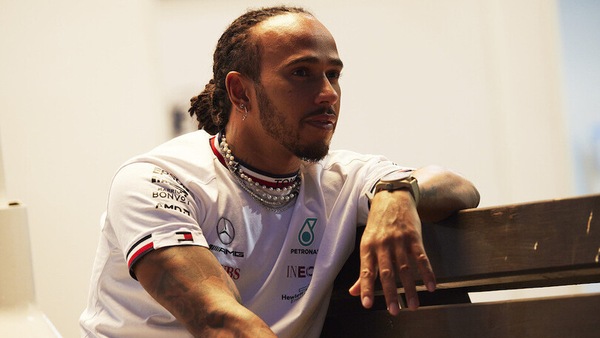 Hamilton "di corsa" a Brackley