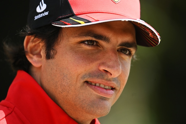 Sainz: "Il rinnovo con la Ferrari è vicino, ma devo trovare il feeling con la F1-75"